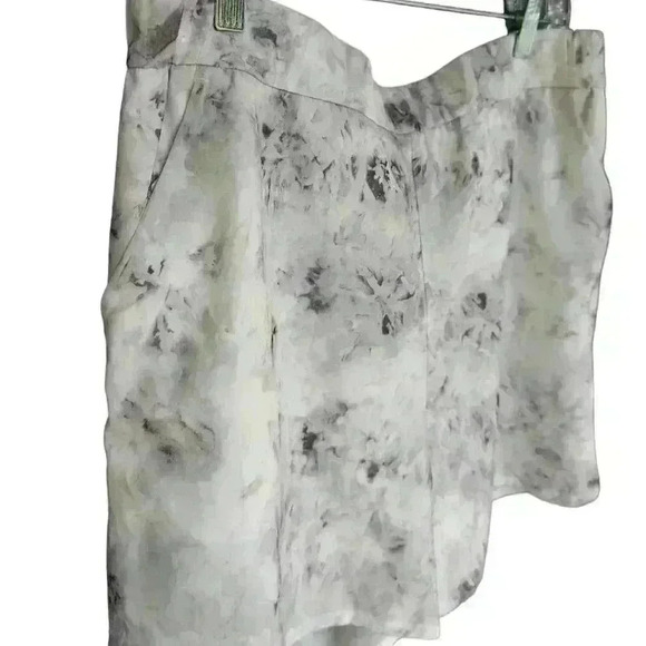 Luluemon Flat-Front Relaxed Shorts - Picture 2 of 4